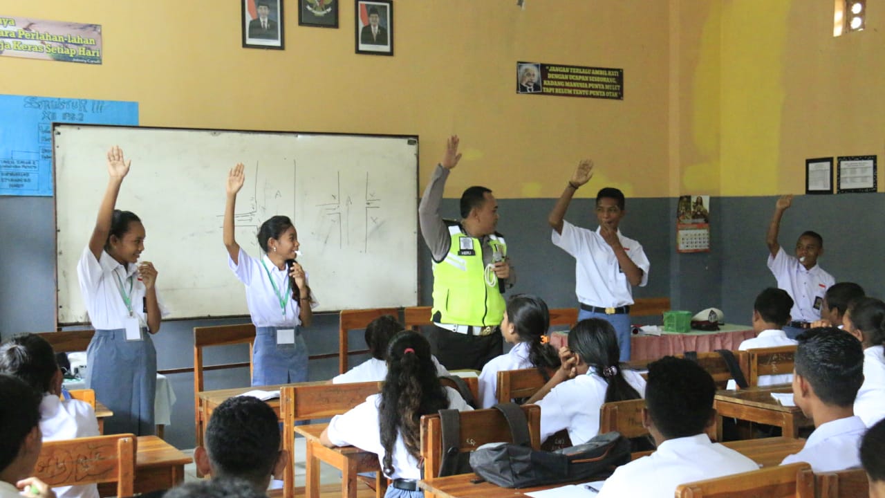 Kanit Dikyasa Sat Lantas Polres Belu Ajari Pelajar SMA Stela Gracia 12 Gerakan Pengaturan Lalu Lintas