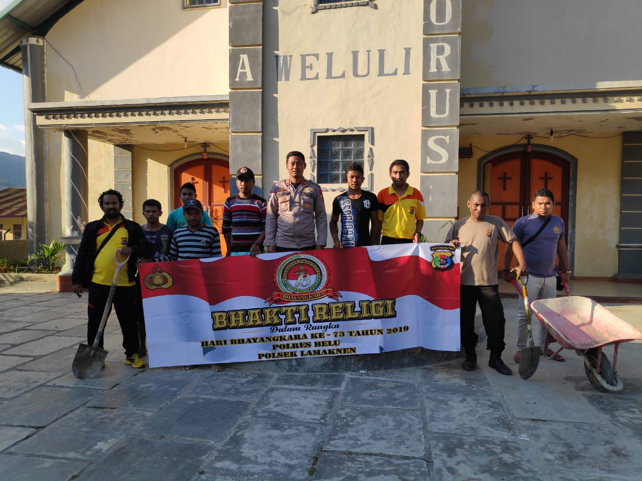 Bakti Religi di HUT Polri ke 73, Aparat Polsek Lamaknen Bersih-bersih di Kompleks Gereja St.Theodorus Weluli