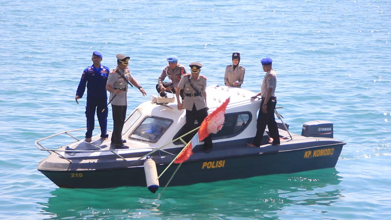 Hari Bhayangkara ke 73, Kapolres Belu Tabur Bunga di Perairan Perbatasan RI-Timor Leste