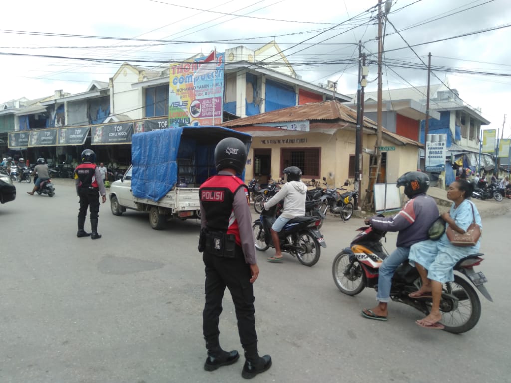 Sambil Patroli, Anggota Turjawali Sabhara Polres Belu Atur Lalu Lintas di Kompleks Pasar Baru Atambua