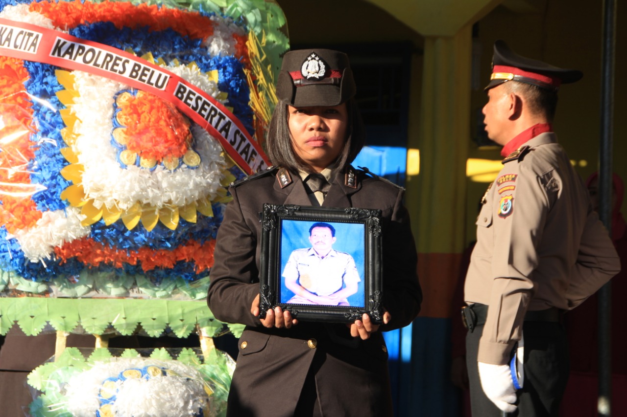 Wakapolres Belu Pimpin Upacara pemakaman Almarhum SERMA Purn.Yacobus Fahik