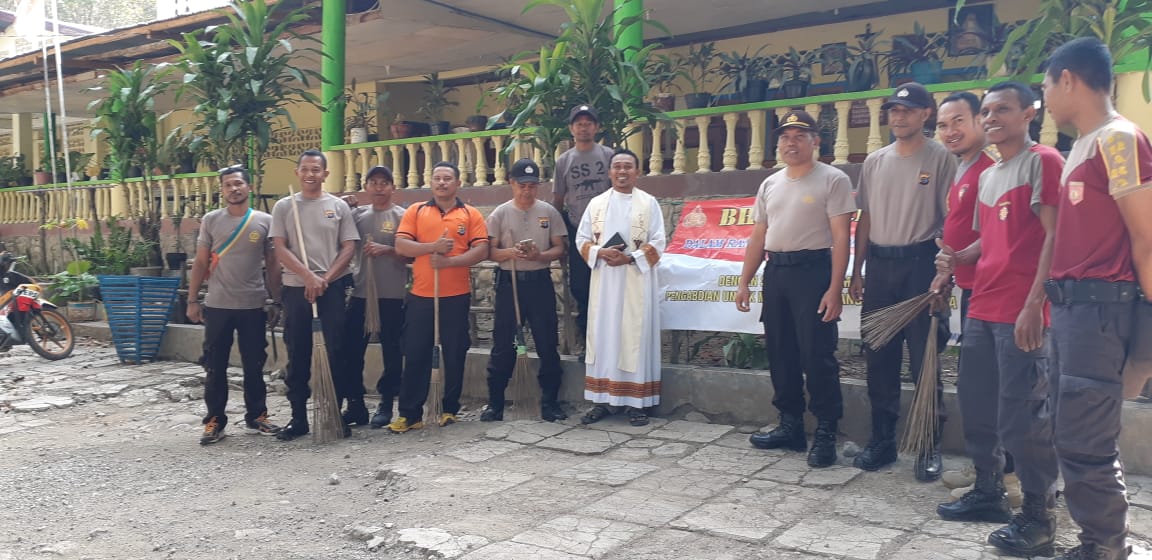 Sambut Hari Bhayangkara ke 73, Polsek Malaka Timur Laksanakan Bersih-bersih di Gereja Hingga Pasar Tradisional