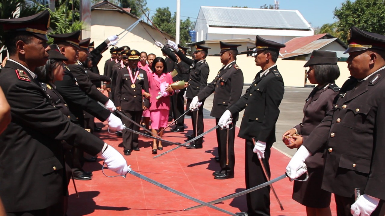 Tradisi Pedang Pora Warnai Acara Pelepasan Wisuda Purna Bakti di Polres Belu
