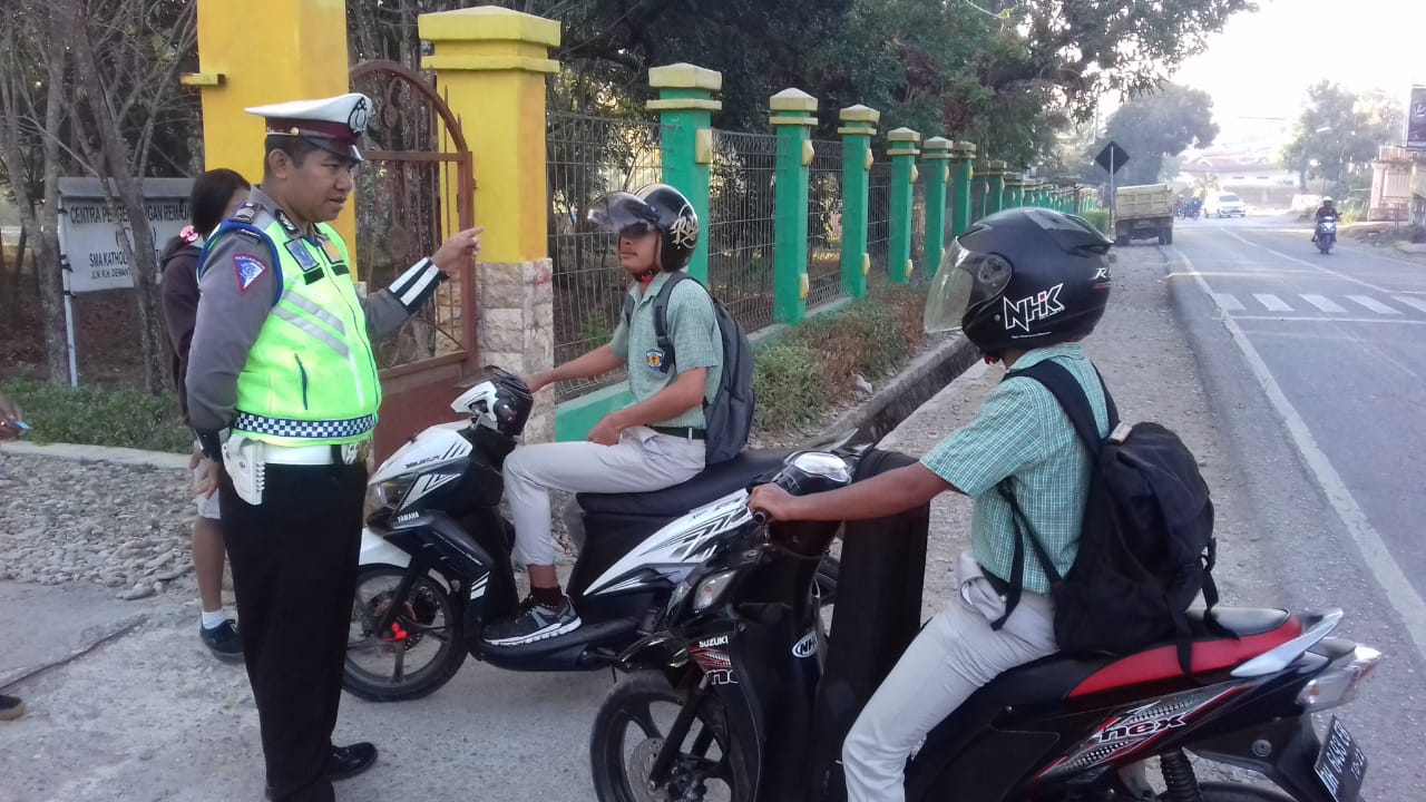 Atur Lalin di Depan Sekolah, Sat Lantas Polres Belu Larang Pelajar yang Tidak Punya SIM Pakai Motor ke Sekolah