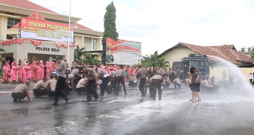 Seru, Puluhan Personil Polres Belu dan Brimob yang Naik Pangkat Diguyur Dengan Water Canon