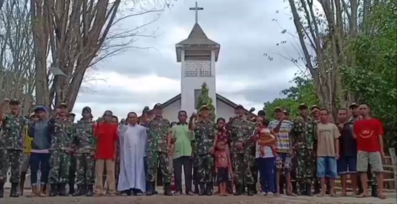 Ucapan Dirgahayu Polri ke 73 dari Satgas Pamtas Yonif Raider 408/SBH bersama masyarakat desa Sadi