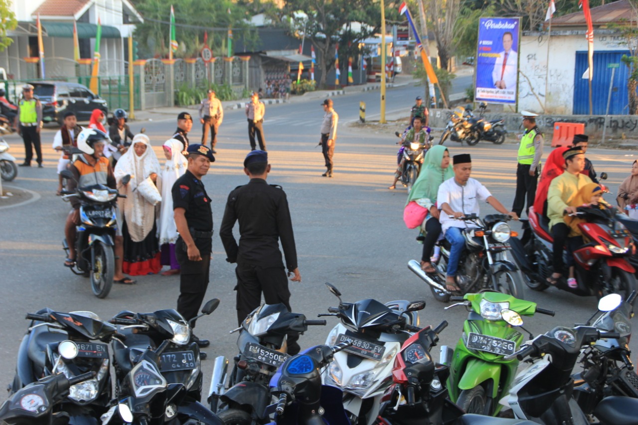 Di Simpang Lima Atambua, Polres Belu dan Brimob Amankan Ibadah Sholat Idul Adha 1440 H