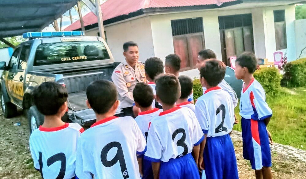 Dukung Generasi Millenial di Bidang Sepakbola, Kapolsek Laenmanen Beri Bola dan Kostum Cuma-cuma untuk Remaja Uabao