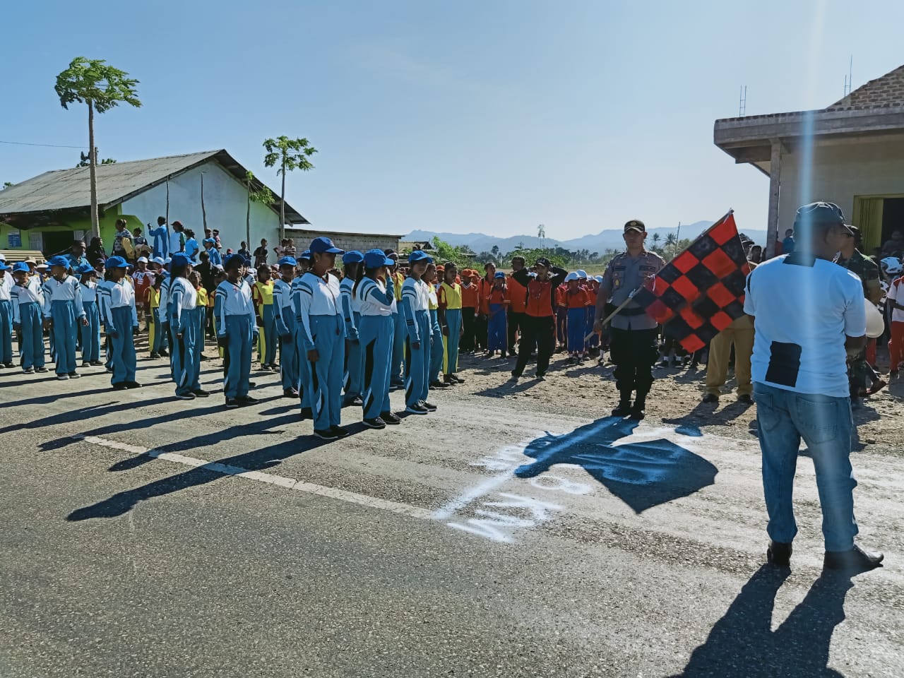 Aparat Polsek Tasifeto Barat Amankan Lomba Gerak Jalan SD Tingkat Kecamatan