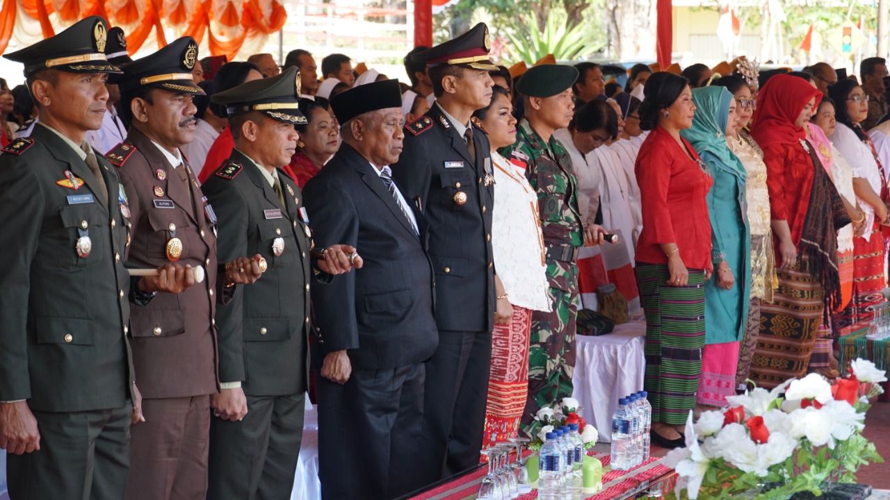 Di Lapangan Simpang Lima, Wakapolres Belu Bersama Sejumlah Pejabat Utama Hadiri Upacara Peringatan HUT ke 74 RI