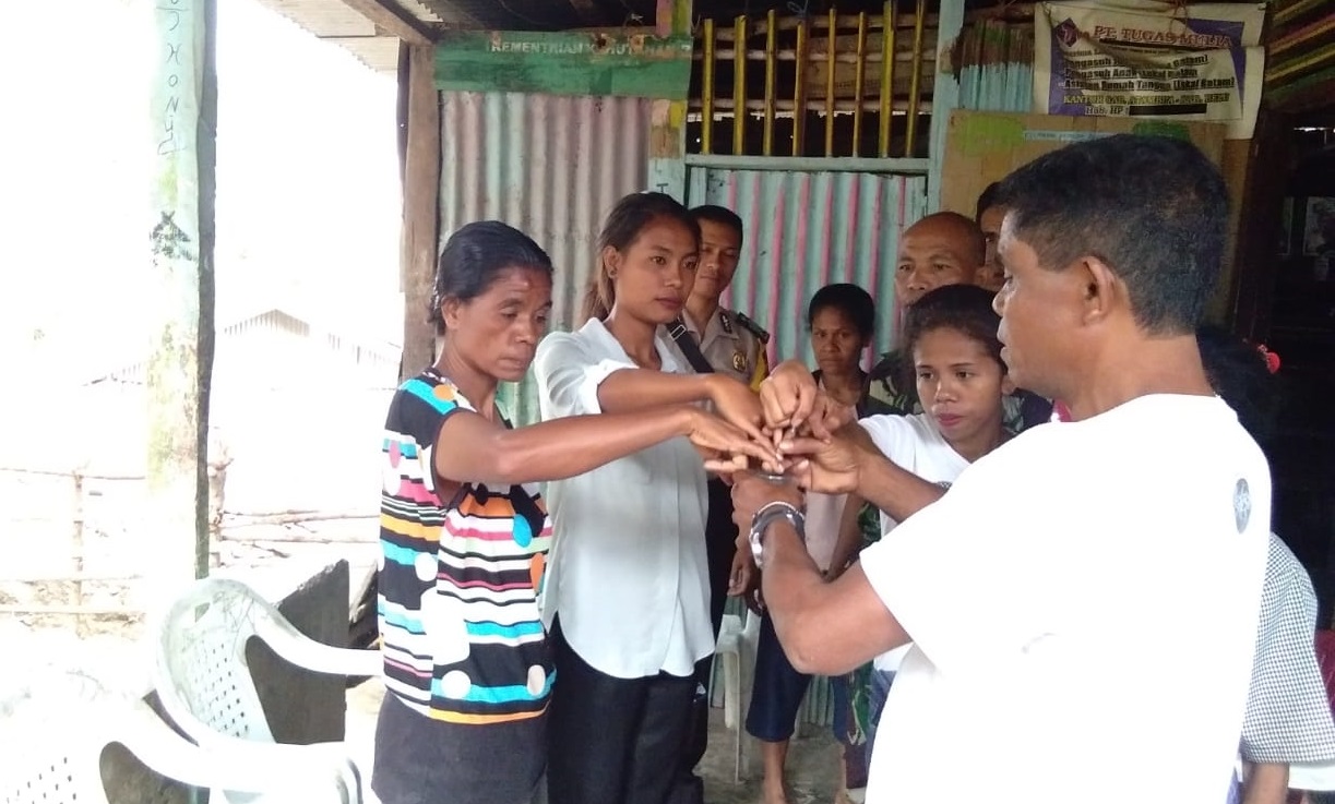 Bertengkar Gara-gara Cucu, Dua Nenek ini Akhirnya Didamaikan Bhabinkamtibmas Manuaman Polres Belu