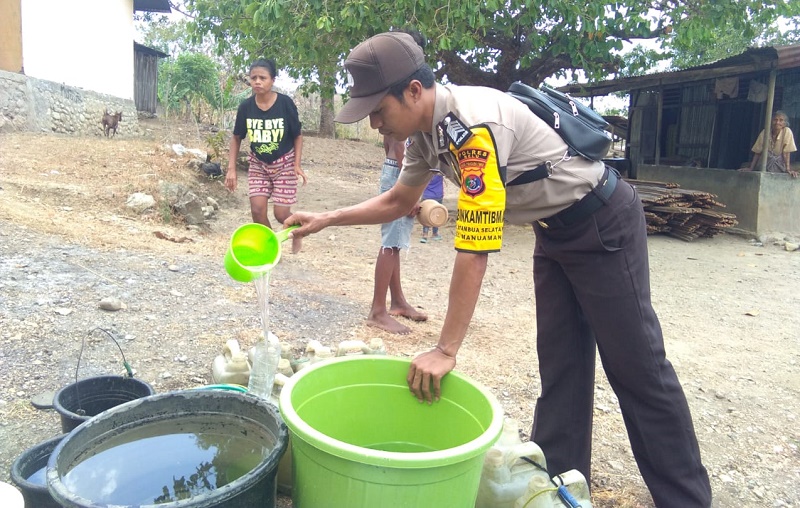 Kawal Distribusi Air dari BPBD, BRIPKA Gabriel Markus Bantu Warga Isi Air ke Penampungan