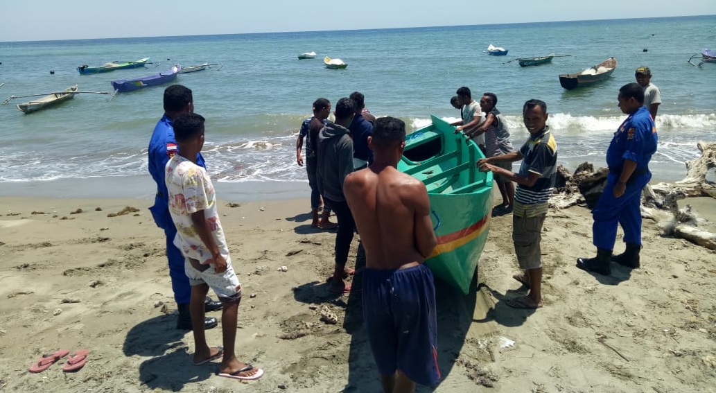 Sambang ke Pesisir Pantai, KBO Sat Pol Air Polres Belu Beri Penyuluhan Keselamatan Pelayaran pada Nelayan