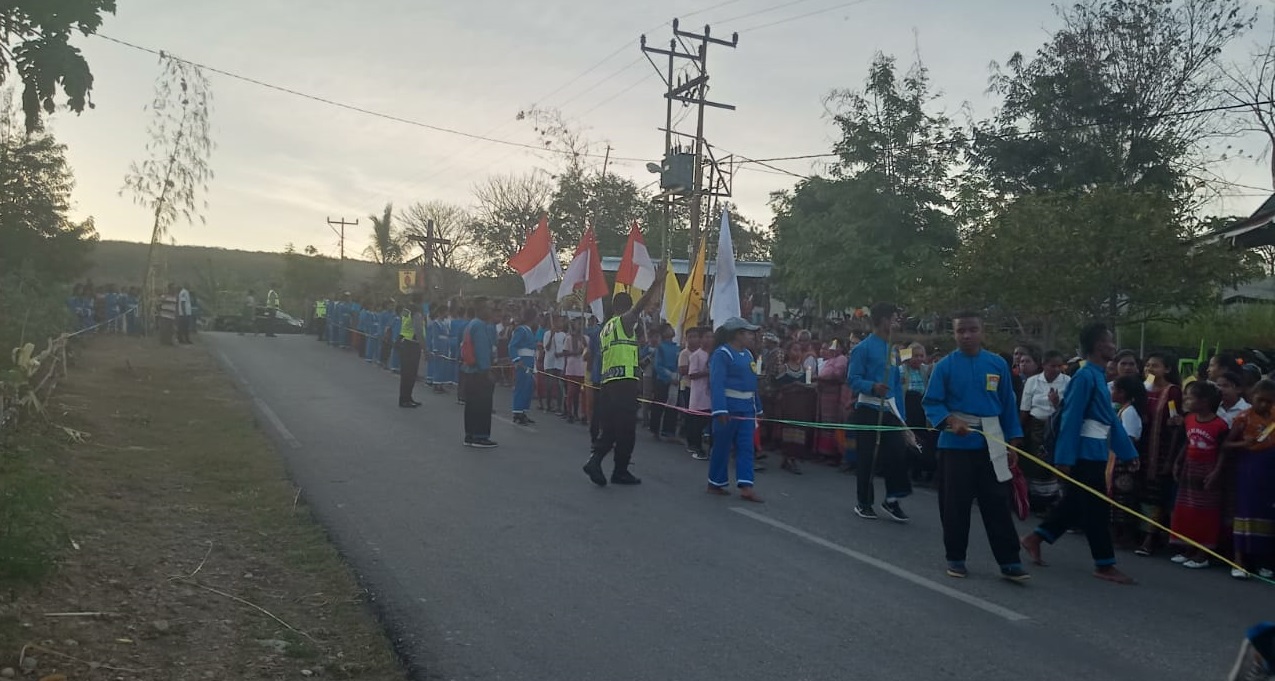 Dari Cabang Webua, Polsek Kobalima Kawal Perarakan Salib Suci Menuju Paroki St.Mikael Kada