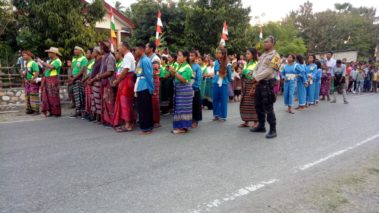 Bergerak dari Sore Hingga Malam, Polsek Weliman Amankan Perarakan Salib Suci