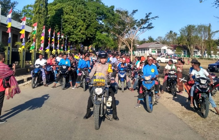 Dari Paroki Roh Kudus Halilulik, Polsek Tasifeto Barat Kawal Perarakan Salib Suci KAYD II Menuju Laktutus