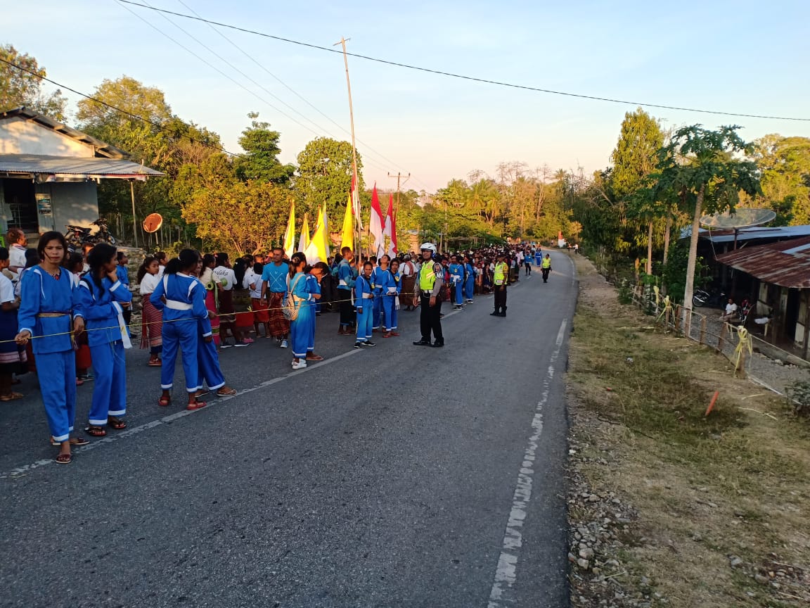 Polsek Malaka Tengah Kawal Perarakan Salib Suci Menuju Desa Lakekun Barat, Kobalima