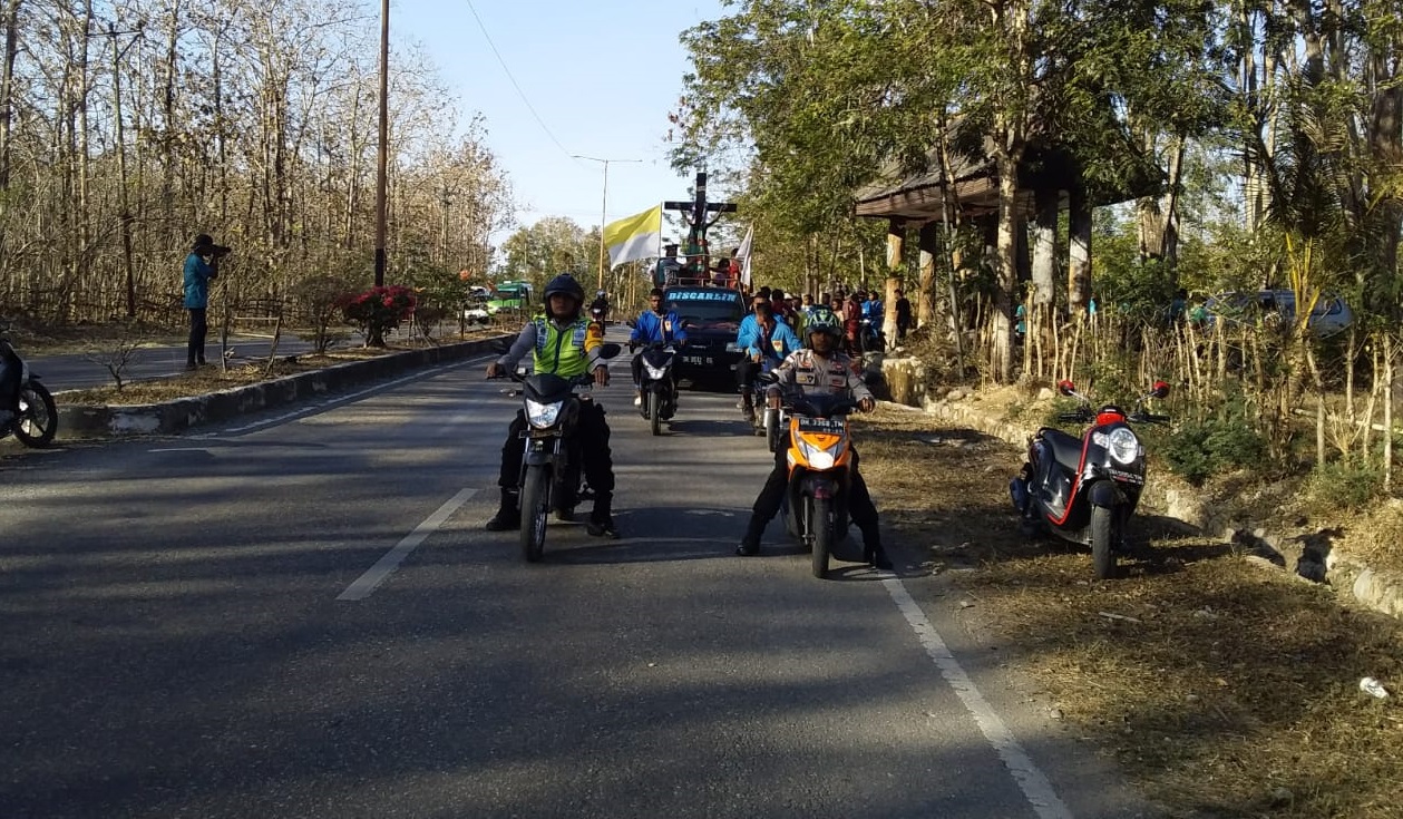 Berbaur dengan Rohaniawan dan Ratusan Umat, Polsek Tasifeto Barat Kawal Perarakan Salib Suci