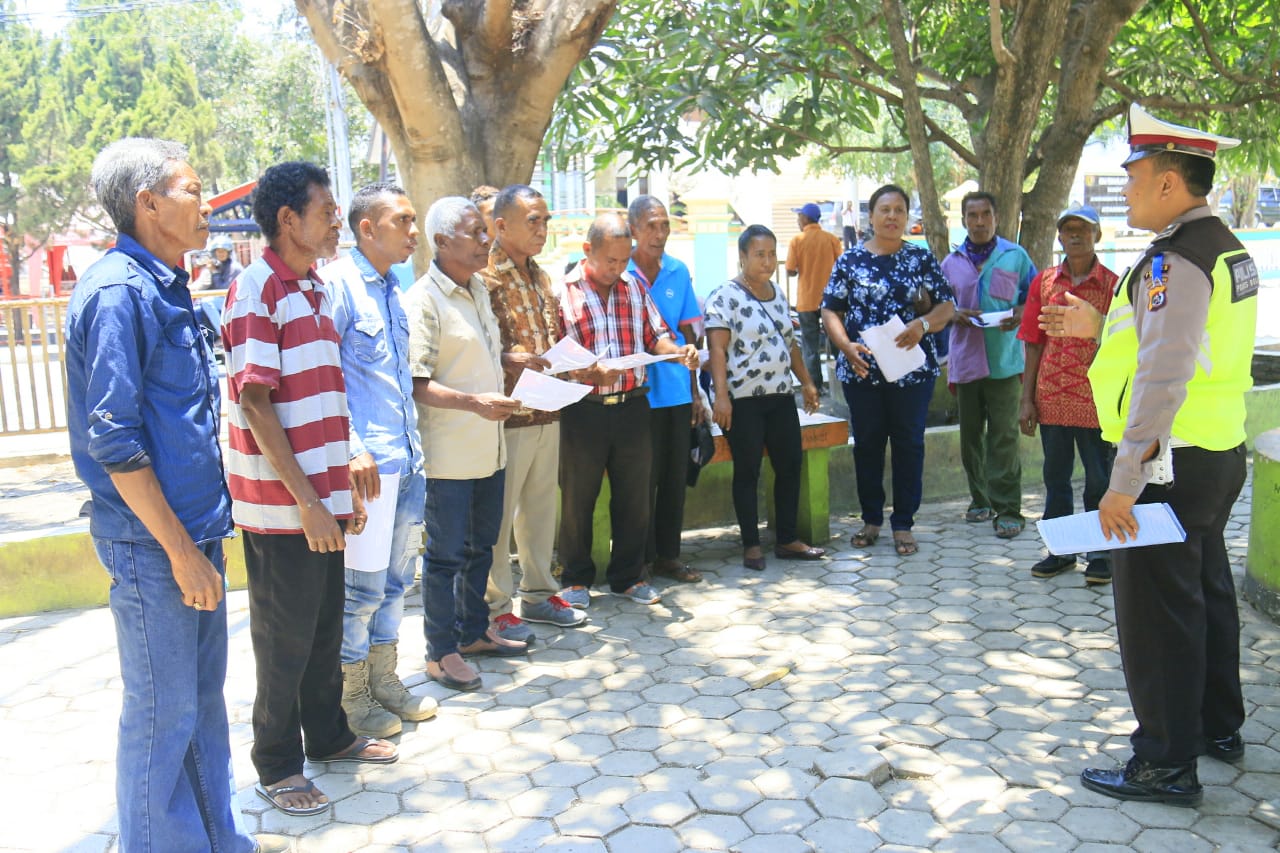 Hari ke-2 Operasi Zebra Turangga 2019, Sat Lantas Polres Belu Bagi-bagi Pamflet Imbauan Tertib Berlalu Lintas