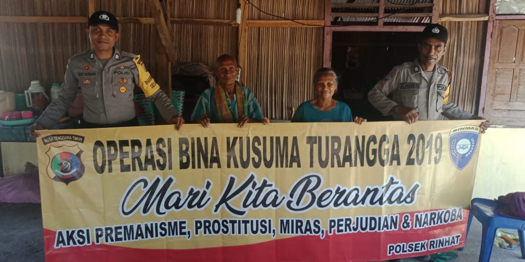 Turun Membawa Spanduk Imbauan, Polsek Rinhat Ajak Masyarakat Jauhi Pekat