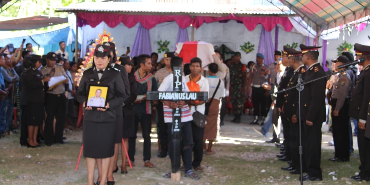 Upacara Kedinasan Polri, Hantarkan Brigadir Polisi Fabianus Lau ke Tempat Peristirahatan Terakhir