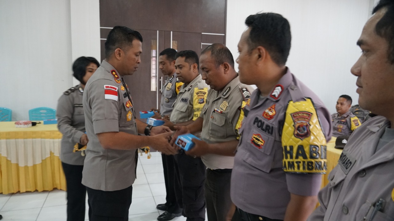 Tujuh Anggota Bhabinkamtibmas Polres Belu Terima HP Android Terintegrasi Binmas Online System