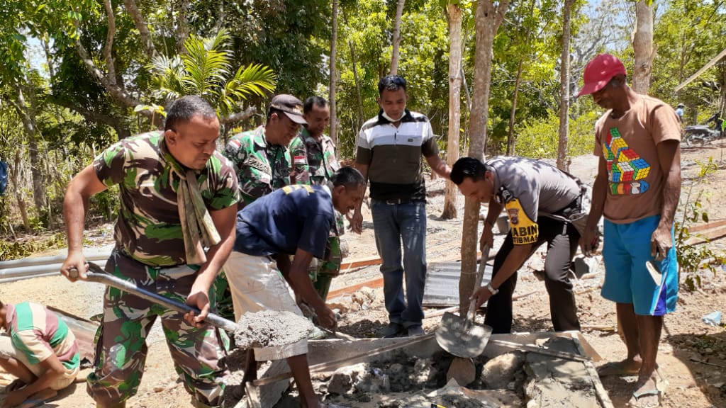 Sukseskan Program STBM, BRIGPOL Agus Hari Jaya Bersama Warga Gotong Royong Bangun Jamban Sehat