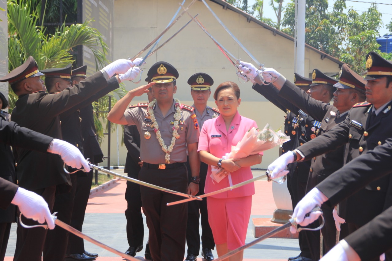 Video, Tradisi Pedang Pora Pelepasan AKBP Christian Tobing menuju Polres Wonogiri