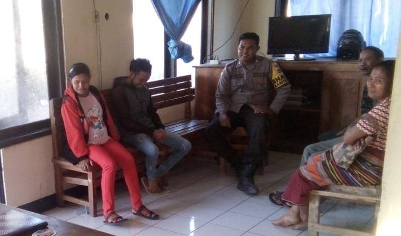 Sempat Terlibat Cekcok, Pasutri Asal Desa Tesa ini Akhirnya Didamaikan Bhabinkamtibmas Laenmanen