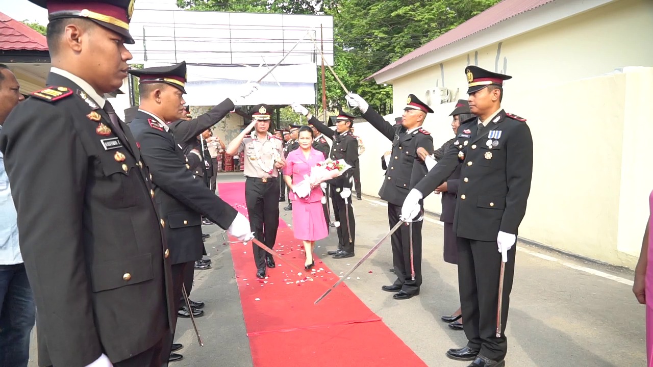 Tradisi Pedang Pora dan Sapaan Adat, Warnai Penyambutan Kapolres Belu yang Baru