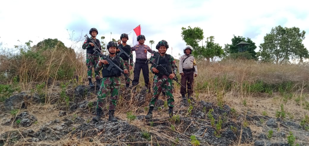 Susuri Lereng Bukit, Polsubsektor Asumanu dan Satgas Pamtas Gelar Patroli Cegah Linbas Ilegal