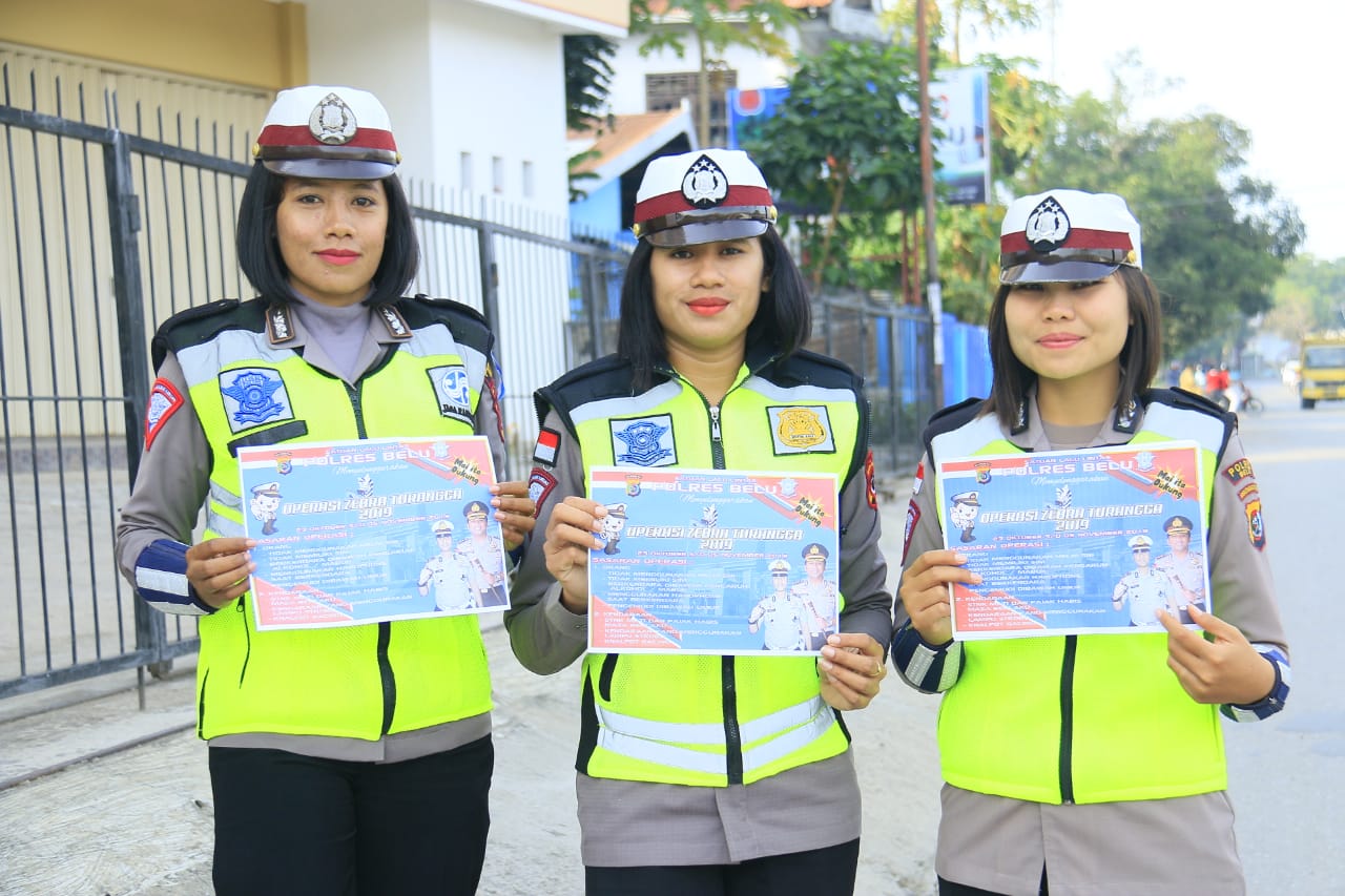 Tutup Ops Zebra 2019, Sat Lantas Polres Belu Bagi-bagi Pamflet Keselamatan Berlalu Lintas