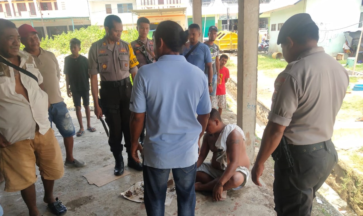 Personil Ops Pekat Polres Belu Amankan Pemuda Mabuk di Tengah Keramaian Pasar