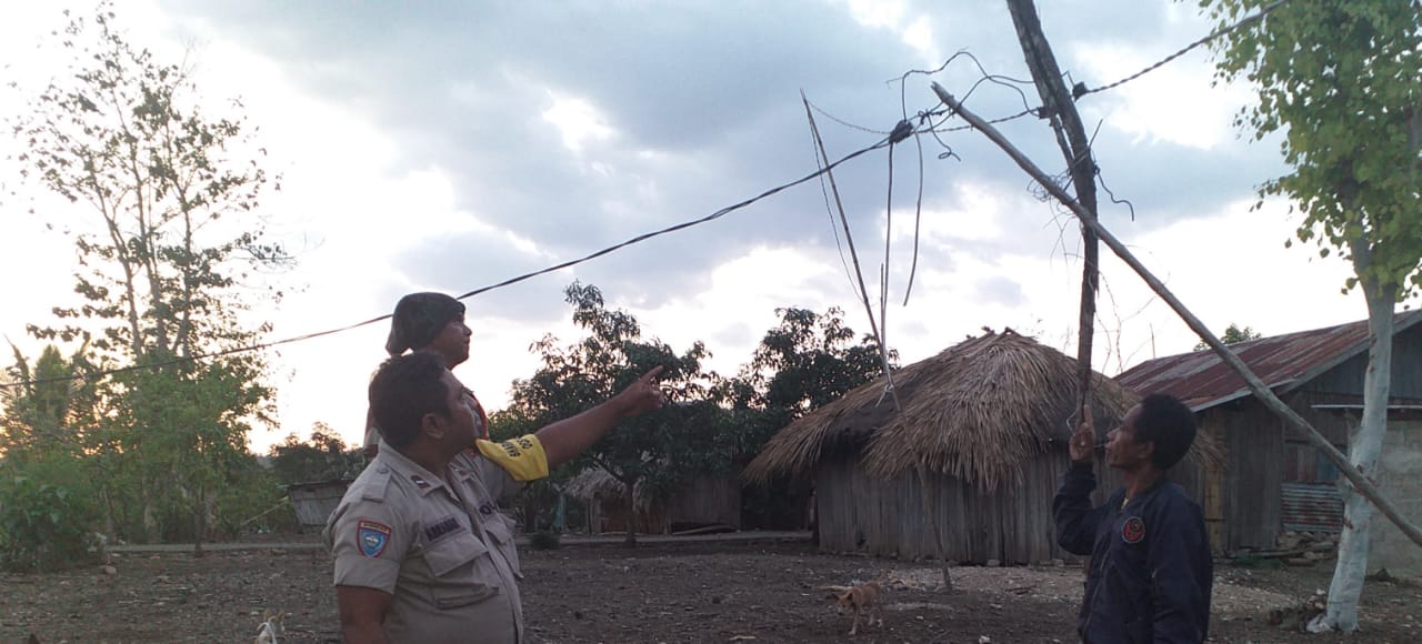 Tiang Listrik dari Kayu Nyaris Patah, AIPDA Bram Duka Larang Warga Lakukan Hal ini