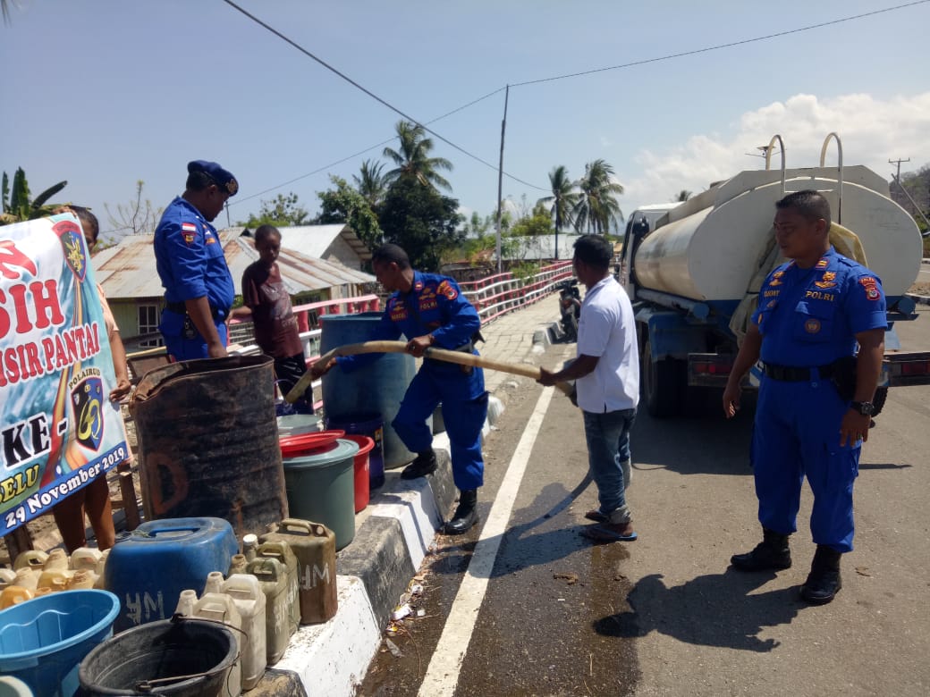 Rayakan HUT Polairud ke 69, Sat Pol Airud Polres Belu Salurkan Air Bersih untuk Warga Tapal Batas