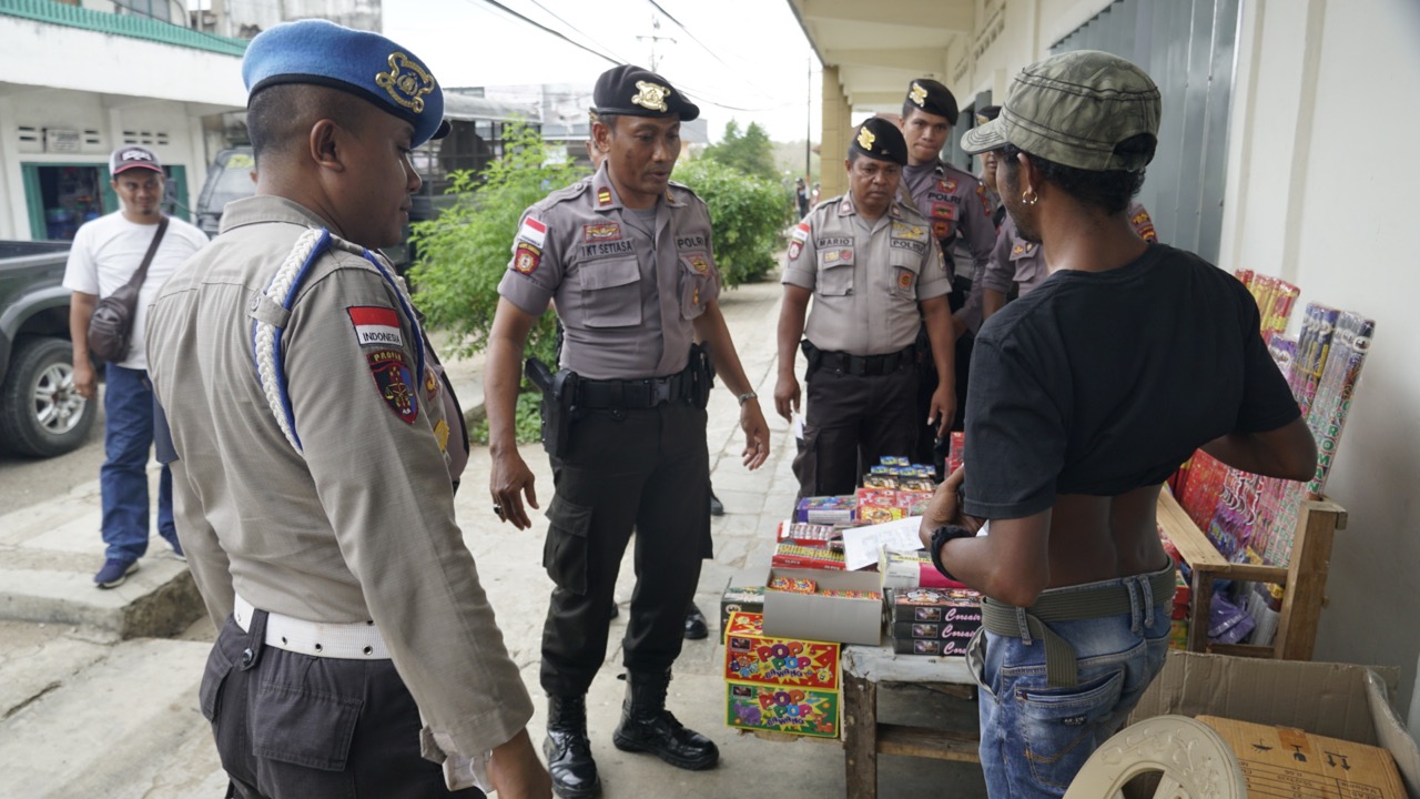 Turun Ops Pekat, Anggota Polres Belu Cek Peredaran Kembang Api di Kota Atambua