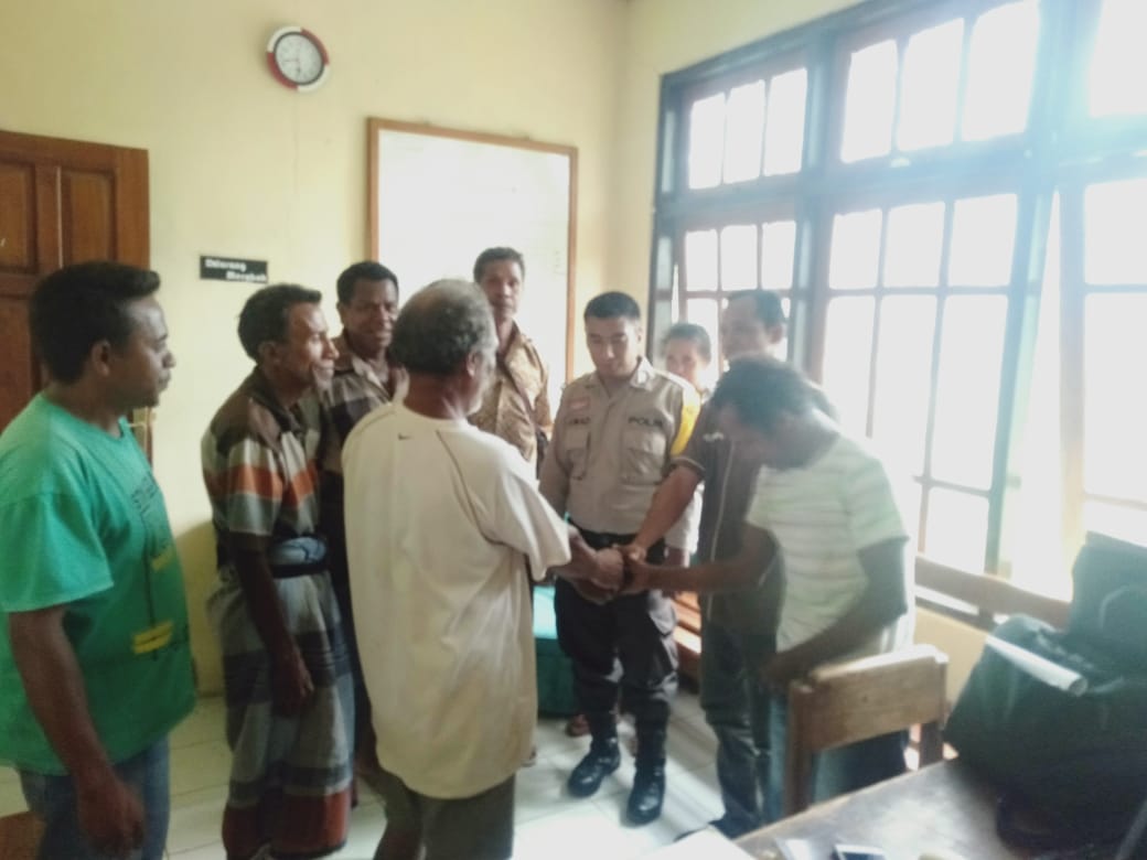 Bhabinkamtibmas Fatubaa Polres Belu Mediasi Kasus Sapi Terjang Tanaman Padi Milik Warga