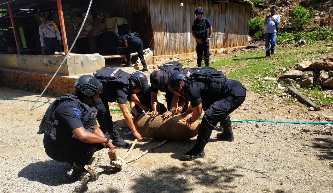 Polres Belu Bersama Tim Gegana Sat Brimobda Polda NTT Evakuasi Benda Diduga Bom Bekas PD II, Temuan Warga Atapupu