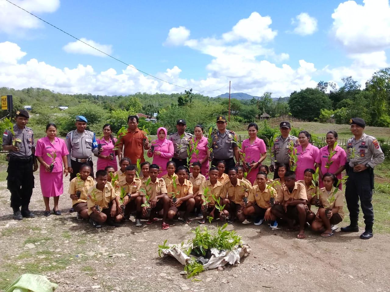 Ajari Anak Peduli Lingkungan, Aparat Polsek Raimanuk Ajak Pelajar SMP Satap Obor Tanam Anakan Pohon