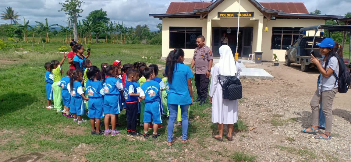 Ingin Dekat dan Tahu Tugas Polisi, Anak-anak PAUD Canosa Nurobo Kunjungi Polsek Tasifeto Barat