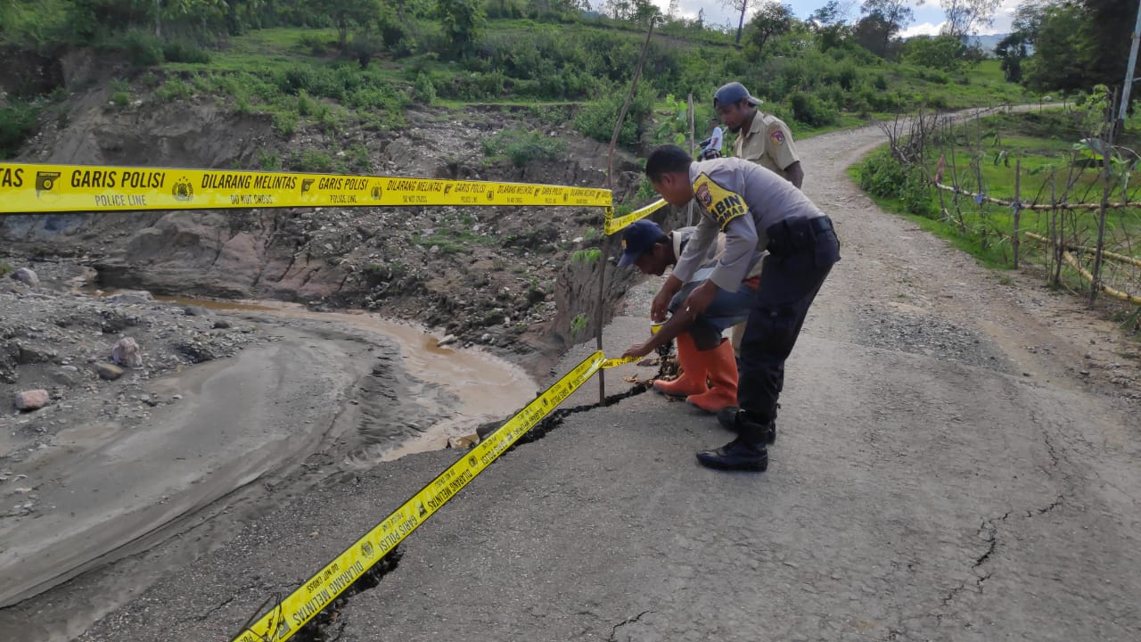 Tinjau Jalan yang Rusak Akibat Longsor, Kapolsek Lamaknen dan Camat Pasang Garis Polisi Cegah Laka Lantas