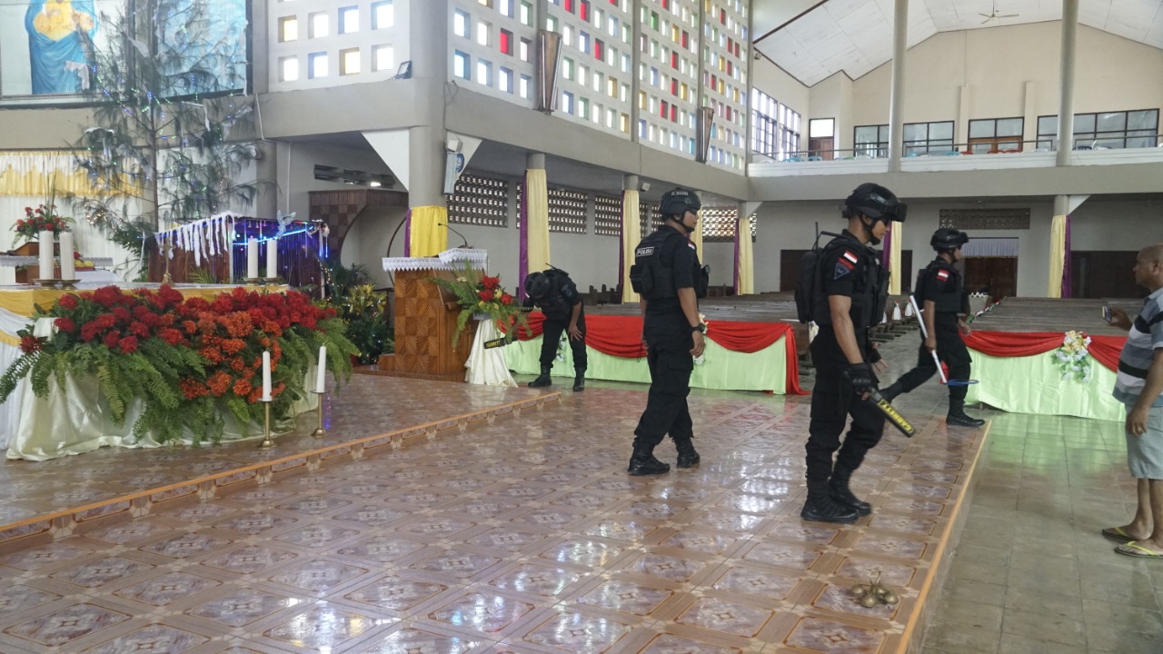 Misa Malam Natal 2019, Personil Sub Den 2 Pelopor A Belu Lakukan Sterilisasi di Gereja-gereja
