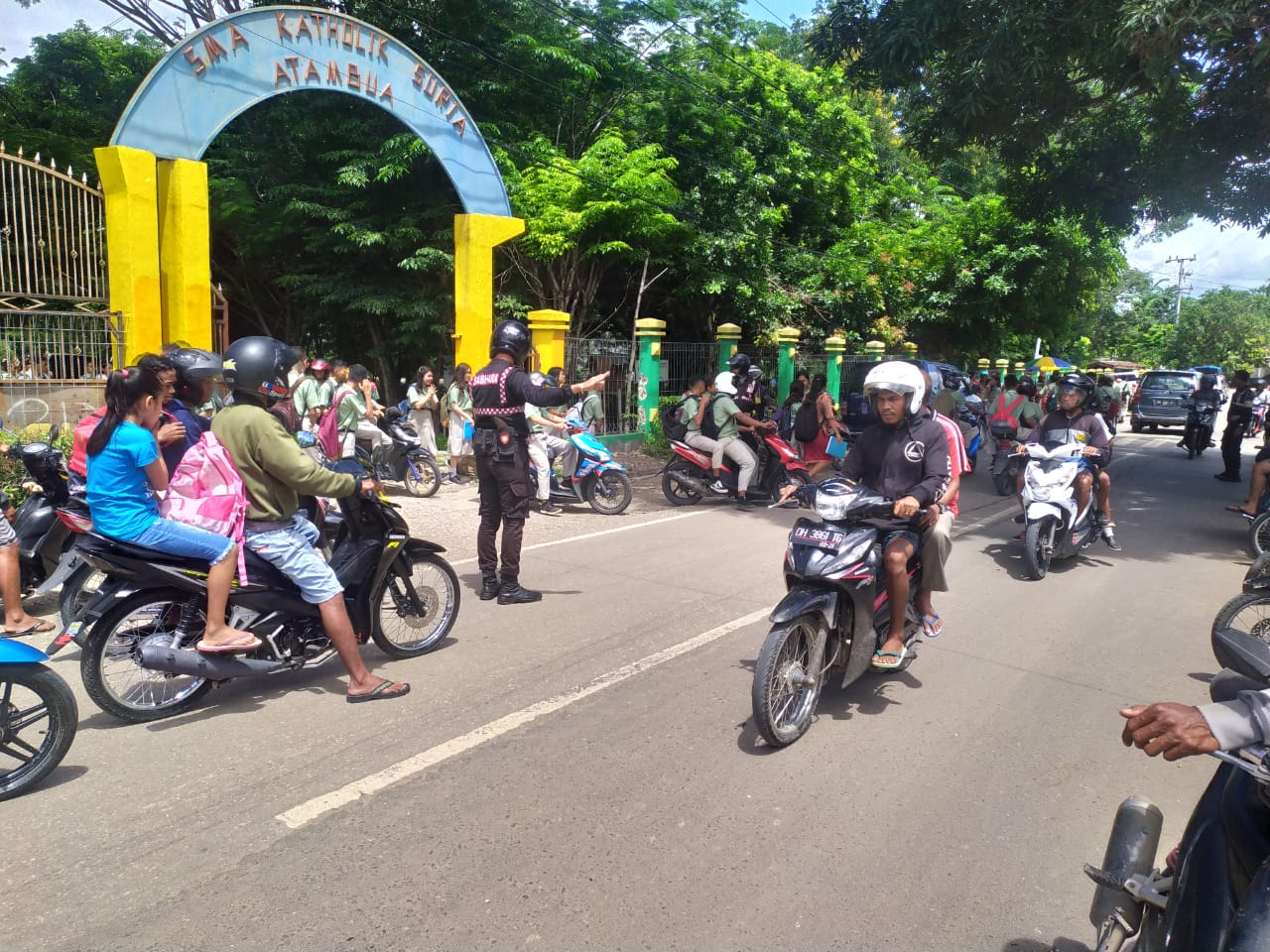 Patroli Dialogis, Unit Turjawali Samapta Polres Belu Atur Lalu Lintas di Jam Pulang Sekolah