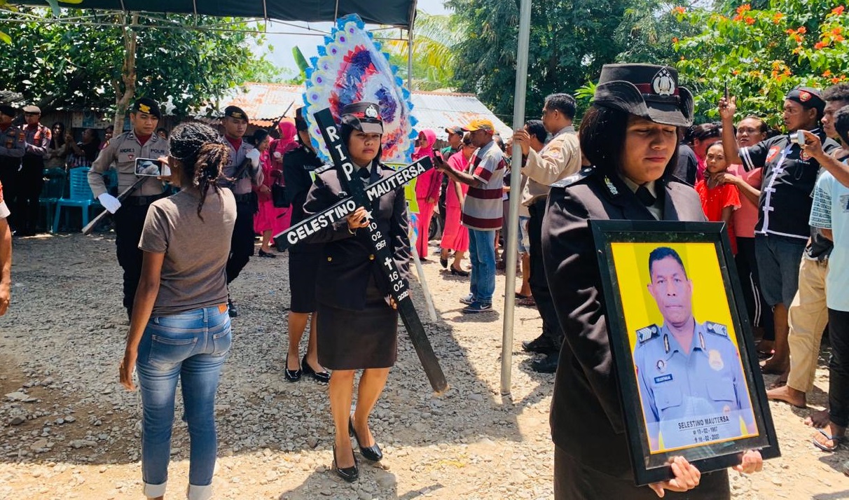 Upacara Kedinasan, Hantarkan BRIPKA Celestino Mautersa ke Tempat Peristirahatan Terakhir