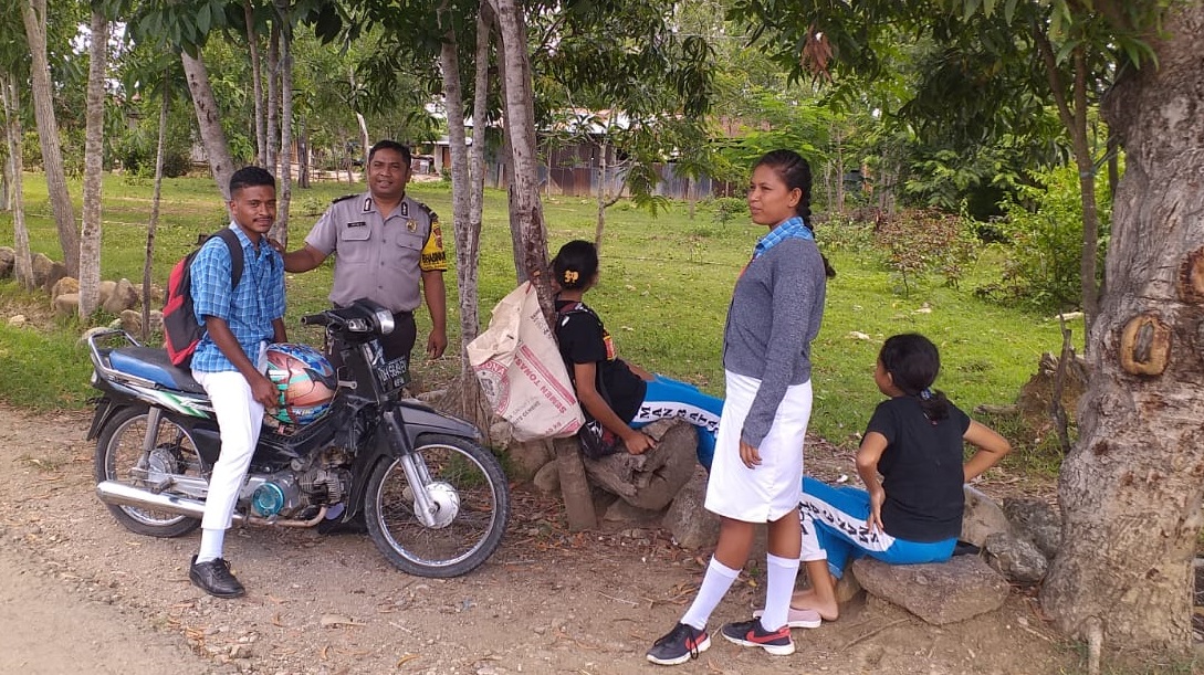 Patroli Dialogis, Bhabinkamtibmas Kabuna Imbau Pelajar Gunakan Helm Saat Berkendara