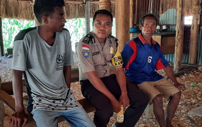 Selalu Waspada di Musim Hujan, Ajak Bhabinkamtibmas Polsek Lamaknen kepada Warga Binaannya