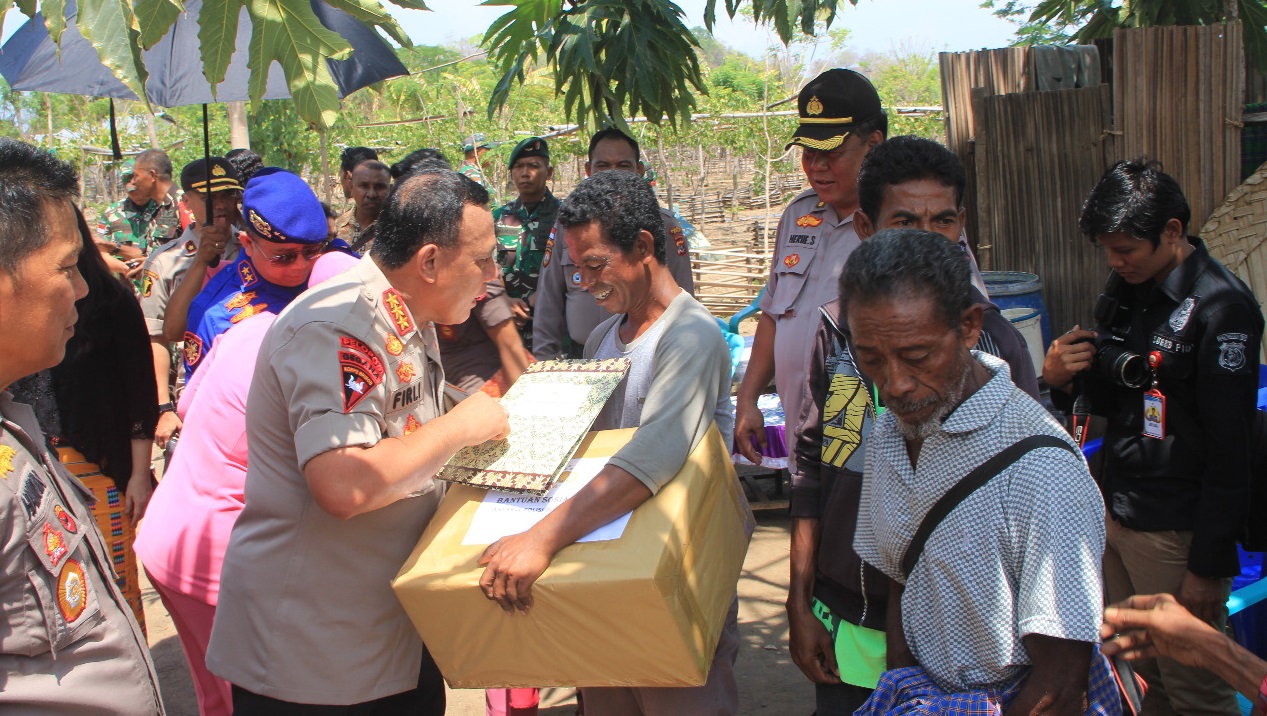 Kabaharkam Polri Beri Bantuan Sosial Kepada Warga Kurang Mampu di Wilayah Perbatasan RI-RDTL