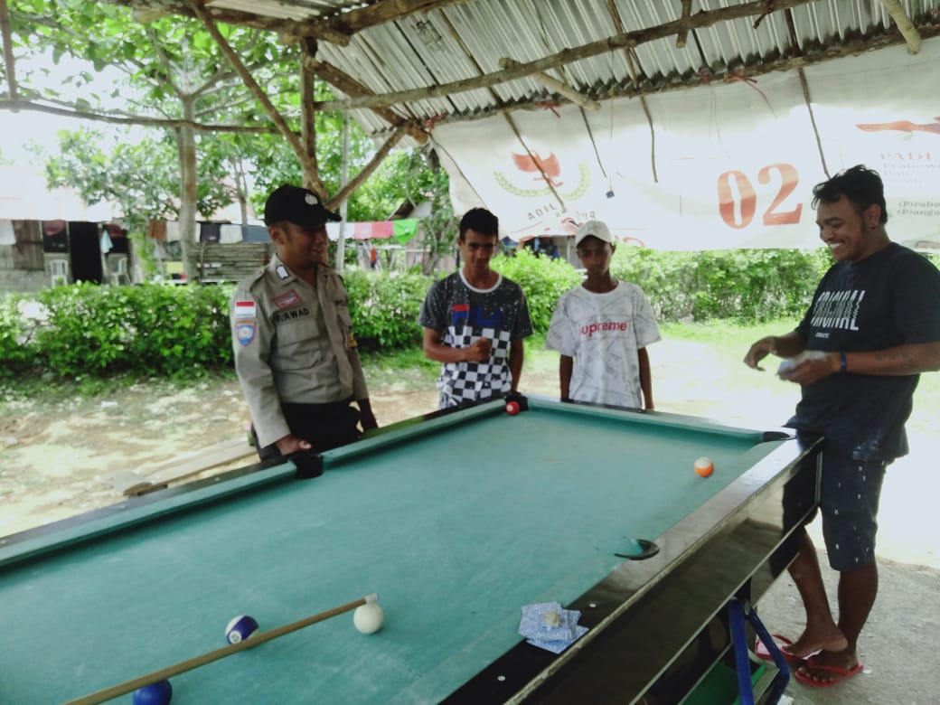 Sambang ke Tempat Bilyard, Bhabinkamtibmas Fatubaa Tegaskan ke Pemuda untuk Tidak Berjudi