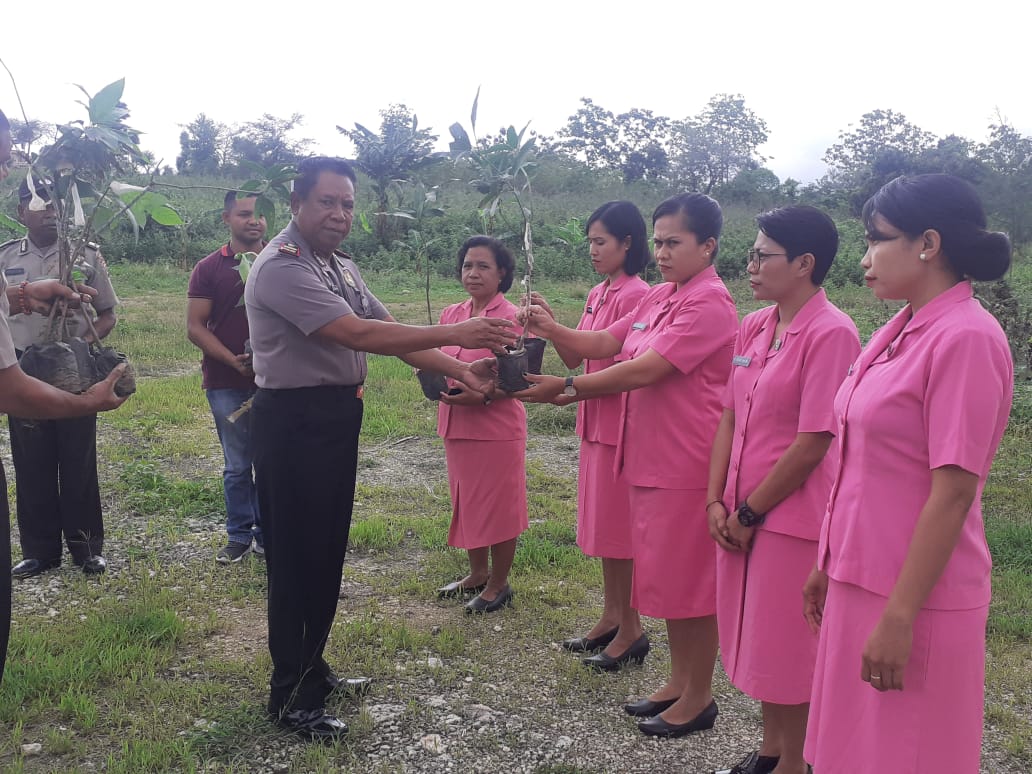 Dukung Program Kapolri, Polsek Lasiolat dan Bhayangkari Tanam Pohon Hijaukan Kantor dan Asrama