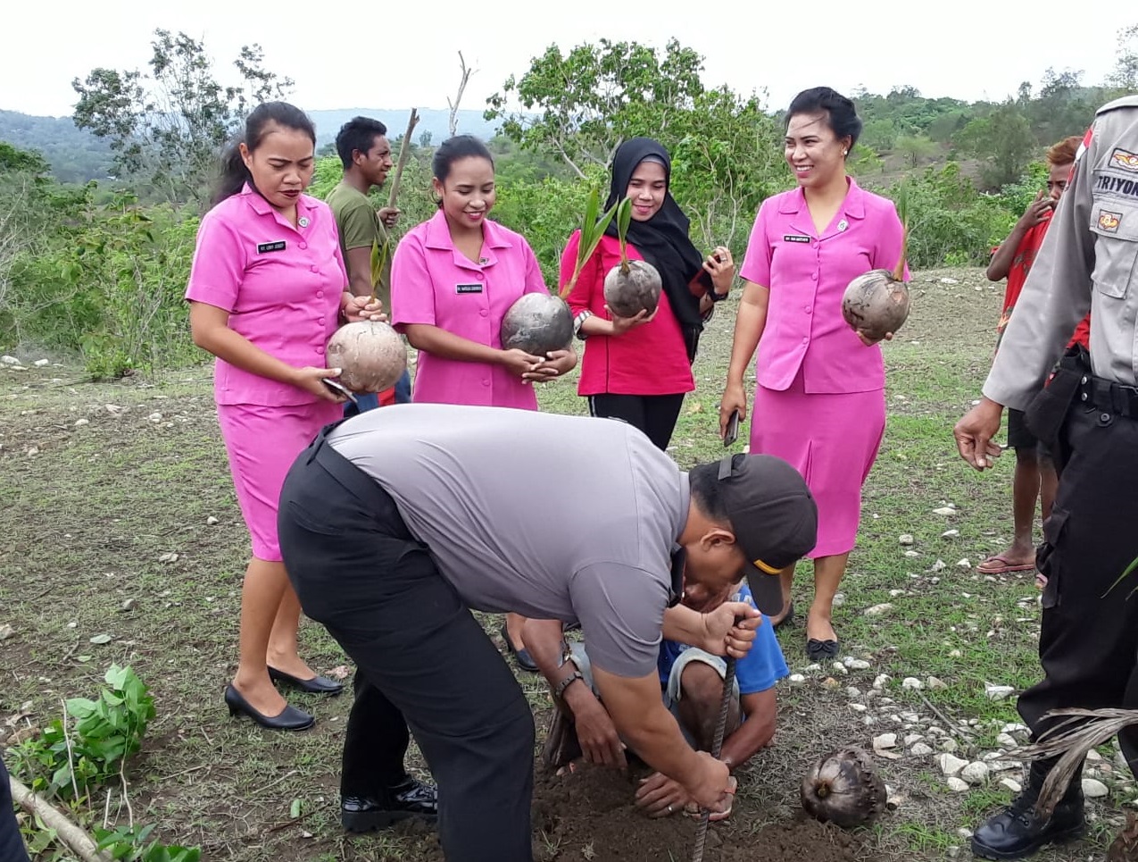 Bareng Masyarakat, Aparat Polsek Raimanuk dan Bhayangkari Tanam Anakan Pohon